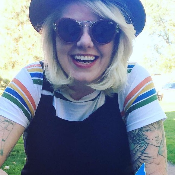 Meet your Posher, Lindsey - Picture 2 of 2